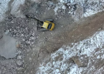 Казакстанда адамдар менен чуңкурга кирип кеткен автобусту издөө токтотулду