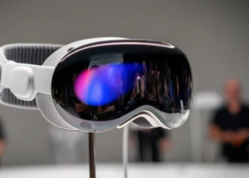 АКШда адамдар көчөдө жаңы Apple көз айнегин тагынып жүрүшөт (видео)