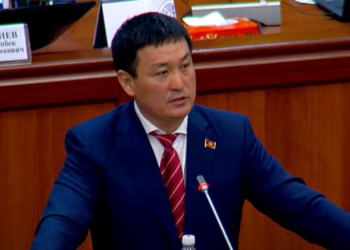 «Таанышы берген баштык үчүн камалып кеткен». Депутат абакта жаткан билим берүүнүн отличниги тууралуу айтып берди