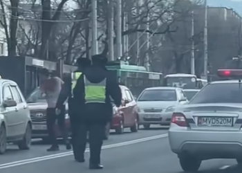 Көчөнүн ортосунда бычак менен өз өмүрүнө кол салган жигит куткарылды (видео)