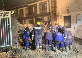 Алматыда жер көчкү жүрүп, үйлөрдү басып калды (видео)