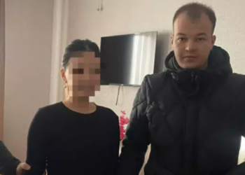 «Жаздык менен тумчуктурганы айтылды». Казакстанда 2 баласын өлтүрүүгө шектелген эне кармалды