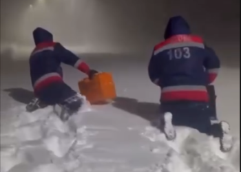 Казакстанда белден келген карда бейтаптарга бара жаткан дарыгерлердин видеосу