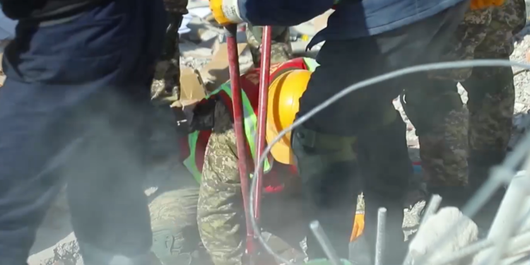 «Алтын, күмүш, акча тепселендиде жатты». Түркиядагы зилзаланы кыргыз куткаруучулары эскеришти (видео)