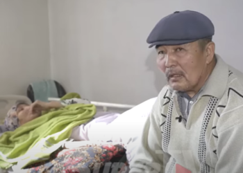 «Кыйынчылыкта да бирге болуш керек» дейт төшөктө жатып калган жубайын баккан киши