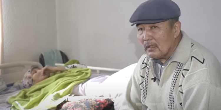 «Кыйынчылыкта да бирге болуш керек» дейт төшөктө жатып калган жубайын баккан киши