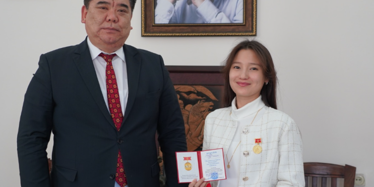 Ырчы Нур Чолпон «Маданияттын мыкты кызматкери» төш белгиси менен сыйланды