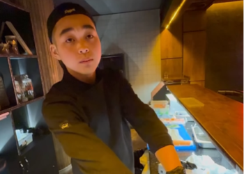 Мектепти таштап, ооруган карындашына акча чогултуп жүргөн жигитке беткапчан киши жардам берип, ыйлатты