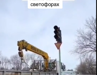 Кара-Балтанын тургуну жол чырактын лампочкасын алмаштырган видео тарады