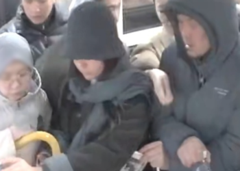 Автобуста кыздын чөнтөгүнөн телефонун уурдап алган шектүү видеого түшүп калган