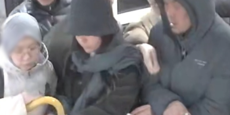 Автобуста кыздын чөнтөгүнөн телефонун уурдап алган шектүү видеого түшүп калган