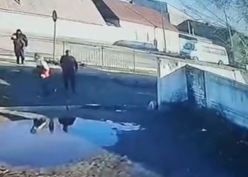 Бишкекте 2 киши милиция кызматкерине таш ыргыткан (видео)