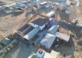 Нарындагы «Болот» базарынын ээсинин үйүндө тинтүү жүрдү (сүрөт, видео)