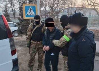 Ноокатта такси айдоочулардан акча талап кылган шектүүлөр кармалды