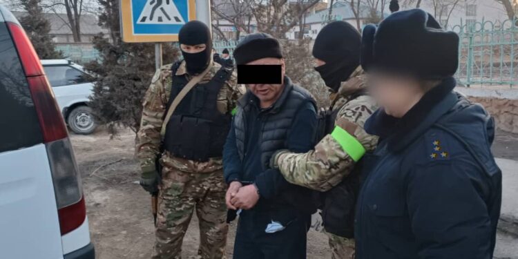 Ноокатта такси айдоочулардан акча талап кылган шектүүлөр кармалды