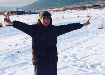 Ысык-Көлдө асынган абалда табылган жигит кат таштаган. Апасы уулунун өлүмү боюнча үн катты