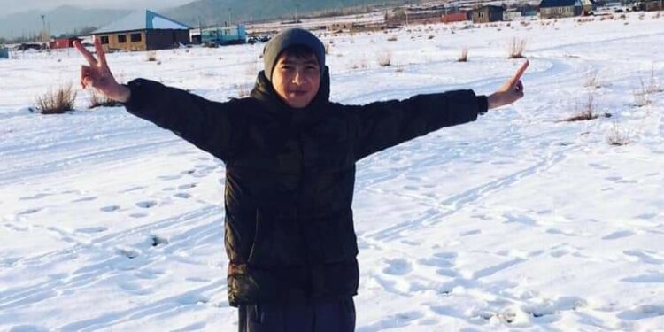 Ысык-Көлдө асынган абалда табылган жигит кат таштаган. Апасы уулунун өлүмү боюнча үн катты