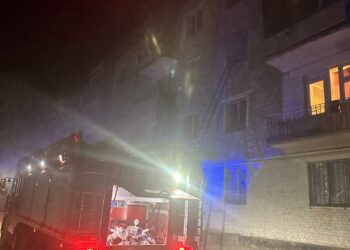 «Уктоочу бөлмөдө болушкан». Кызыл-Кыяда өрттөнүп жаткан үйдөн 2 бала куткарылды