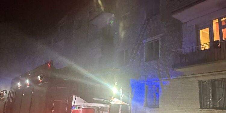 «Уктоочу бөлмөдө болушкан». Кызыл-Кыяда өрттөнүп жаткан үйдөн 2 бала куткарылды