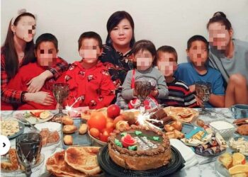 Чүйдө 35 жаштагы эне 8 баланы жалгыз тарбиялап жатат (сүрөттөр)