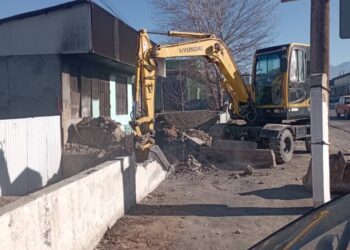 Баткенде мыйзамсыз салынган 30 объект буздурулду (сүрөт)