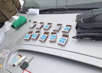 «Чүй менен Бишкекке таратып жүргөн». Чүйдө унаадан ширеңкенин кутусуна салынган баңгизат табылды