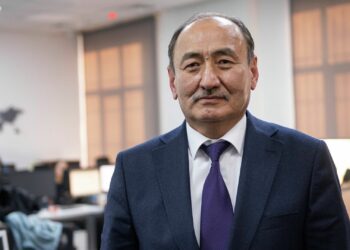 «Бандитпи же депутатпы дарыгерге айырмасы жок». Алымкадыр Бейшеналиев депутаттын сынына жооп берди