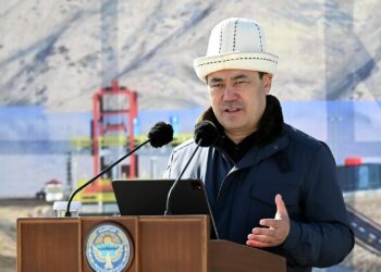 «Суу саткан болсо, ал абийирин сатып калсын». Садыр Жапаров «сууну сатып жатышат» дегендерге жооп берди