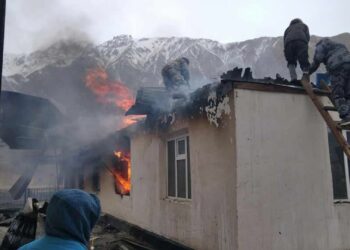 Эңилчек айылында өрттөнгөн мектеп. Окуучулар айыл өкмөттүн имаратында билим алууда