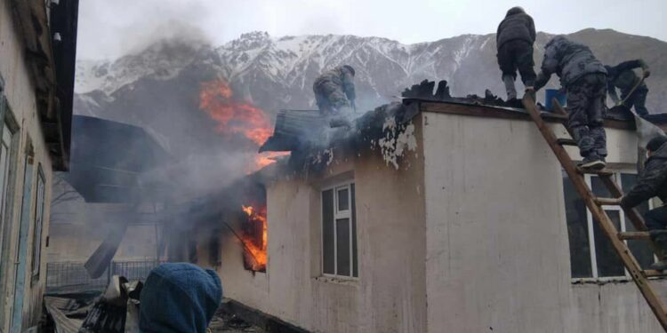 Эңилчек айылында өрттөнгөн мектеп. Окуучулар айыл өкмөттүн имаратында билим алууда