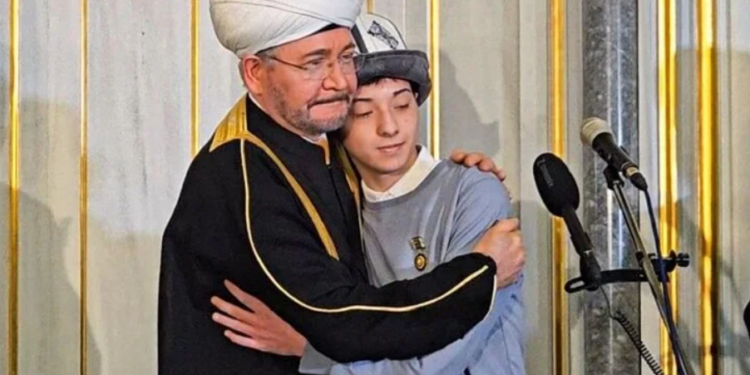 «Крокуста» жүздөгөн адамдын өмүрүн сактап калган Исламга медаль тапшырылды