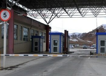 «Эркечтам» жана «Торугарт» өткөрүү пункттарында бажы кызматкерлери күнү-түнү иштейт