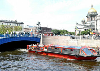 Бир жуманын ичинде Санкт-Петербургда 400дөн ашуун мигрант депортацияланды