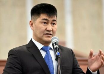 «Жыгылганды сокпойт». Шайлообек Атазов мандатын алуу боюнча соттун чечими тууралуу үн катты
