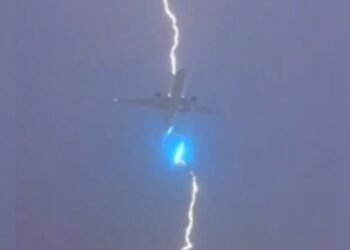 Канадада ичинде 550 жүргүнчүсү бар учакка чагылган түшкөн учур видеого түшүп калган