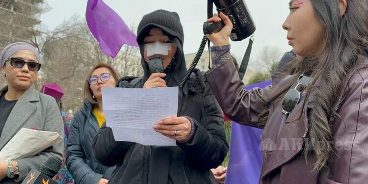 Аялдардын укугу үчүн жүрүштө кулак-мурду кескиленген келин сөз сүйлөдү