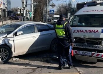 Бишкекте жеңил унаа менен Тез жардам унаасы сүзүштү