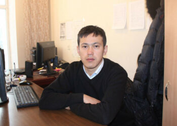 Кармалган 11 журналисттин бирөөсү үй камагына чыкты