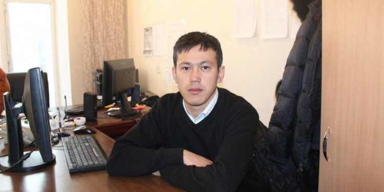 Кармалган 11 журналисттин бирөөсү үй камагына чыкты