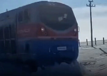 Казакстанда кардан улам поезд жүрбөй калгандагы видео тарады
