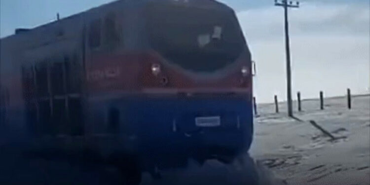 Казакстанда кардан улам поезд жүрбөй калгандагы видео тарады