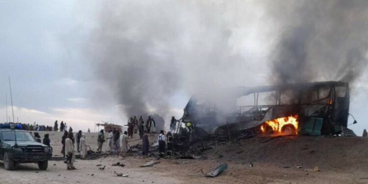 Ооганстанда автобус менен күйүүчү май ташыган унаа сүзүшүп, 21 адам каза болду