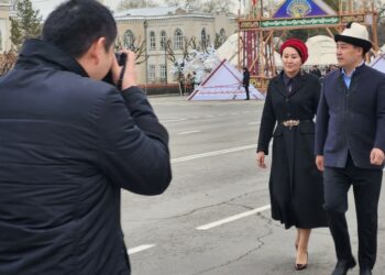 Нооруз майрамы: Садыр Жапаров жубайы менен «Ала-Тоо» аянтына барды