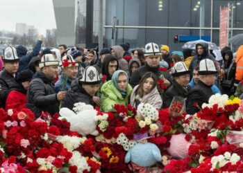 Орусиядагы теракт болгон жерге гүл алып баргандардын сүрөтү жарыялады