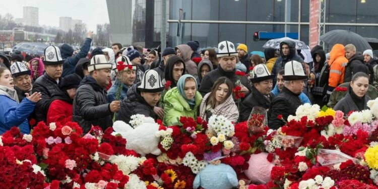 Орусиядагы теракт болгон жерге гүл алып баргандардын сүрөтү жарыялады