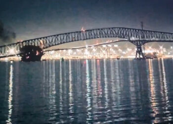 АКШда жүк ташуучу кеме сүзүп кеткен көпүрө кулап калды (видео)