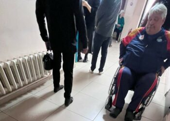 «Кыргыз темир жолунун» мурунку башчысы Василий Дашков сотко коляскада келди