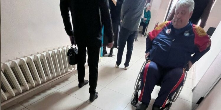 «Кыргыз темир жолунун» мурунку башчысы Василий Дашков сотко коляскада келди