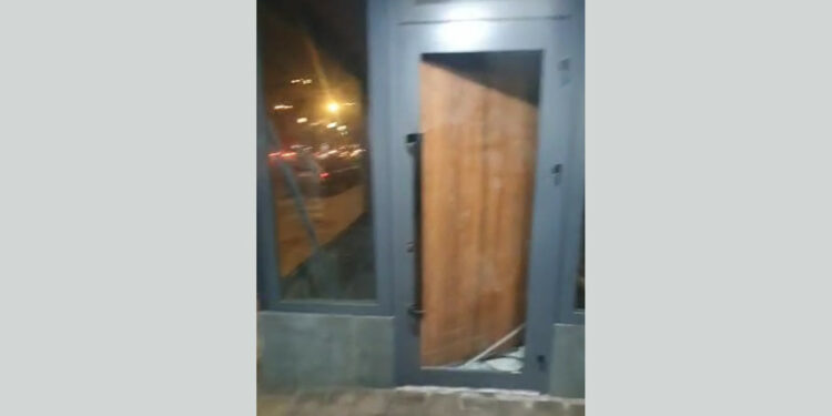 Бишкекте белгисиз адамдар жаңы аялдаманын эшигин талкалап, айнегин сындырып кетишкен