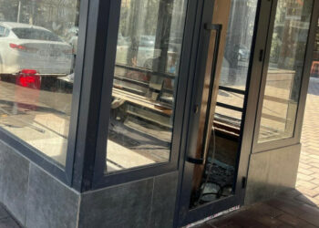 «Эшикти тартканда, айнеги күбүлүп түшүп калган». Аялдаманын эшигин талкалаган адам окуя тууралуу айтып берди